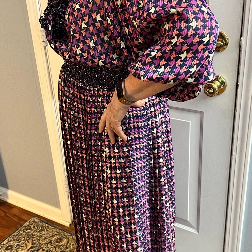 Vintage V-neck dress with ruffles neck and elastic waist band, made in Hong Kong - Picture 4 of 5